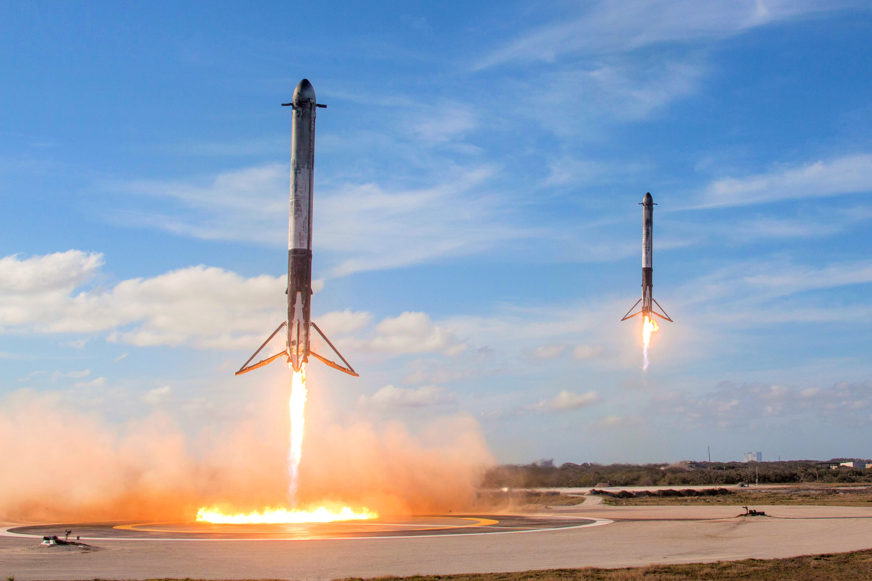 Two first stages of the Falcon Heavy landing simoultaneosly