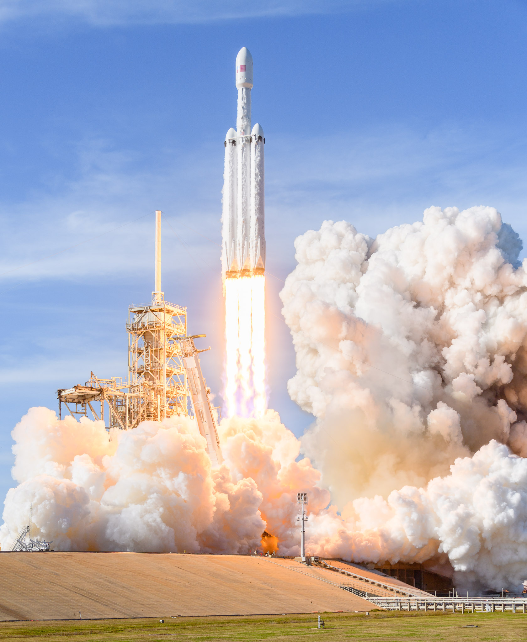 Falcon Heavy taking off